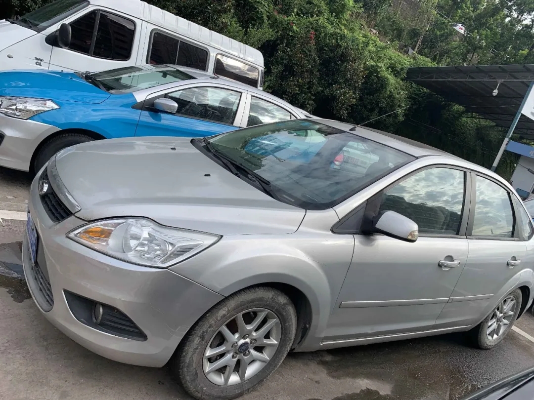 公開拍賣福克斯、上海別克牌機動車